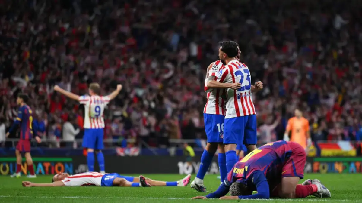Pemain Atletico Madrid merayakan capaian semifinal Liga Champions setelah mengeliminasi FC Barcelona dengan agregat 3-2 di Riyadh Air Metropolitano, Madrid, Rabu (15/4/2026). (THOMAS COEX/AFP)