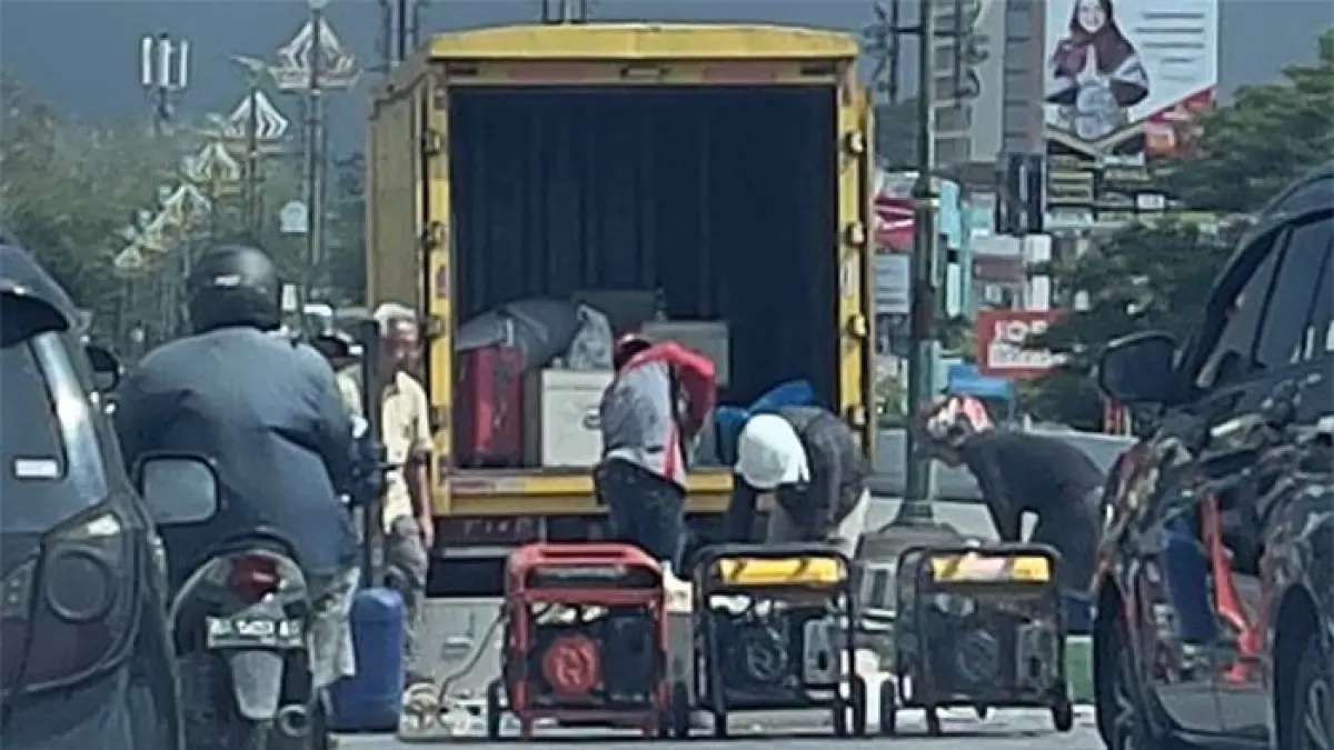 Pengecekan dilakukan KPK dengan menurunkan tim ahli di Flyover SKA Pekanbaru. Pengecekan terkait dugaan tipikor pembangunan jalan layang tersebut, Kamis (16/4/2026).(Eka Gusnadi Putra)
