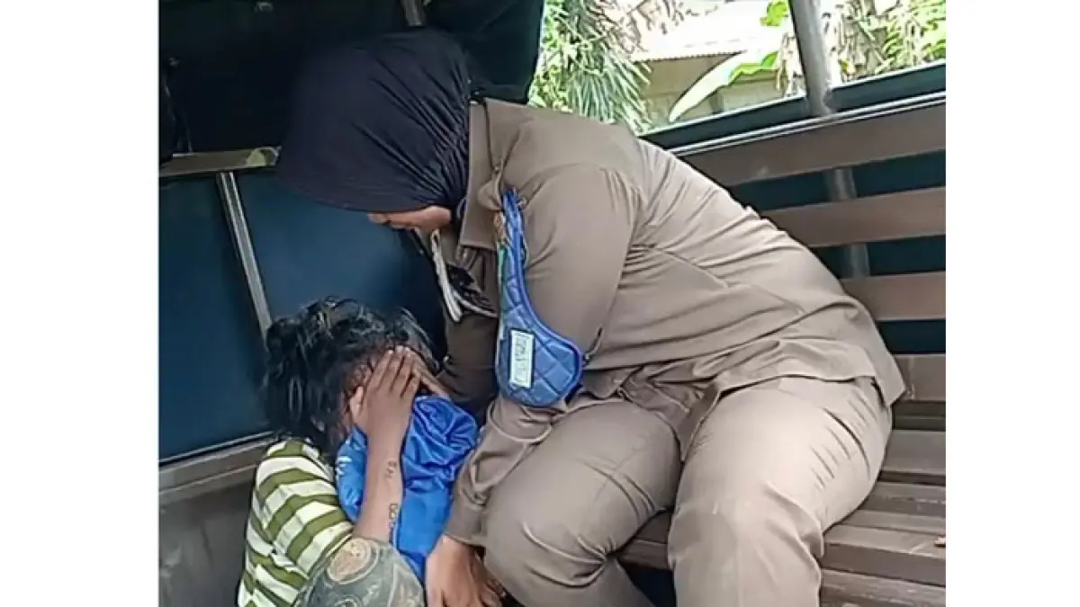 Personel Satpol PP Rohul membujuk wanita muda tanpa identitas terlantar dari mobil patroli saat akan dititipkan di Ponpes Rehabilitasi RQH Ujung Batu, Rabu (15/4/2026). (Satpol PP Rohul untuk Riaupos.co)