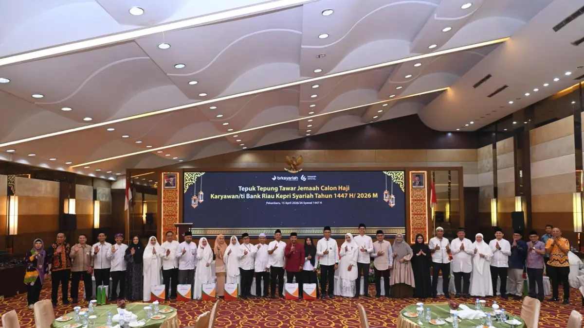 Plt Direktur Utama BRK Syariah, Helwin Yunus, foto bersama pegawai BRK Syariah yang akan menunaikan ibadah haji tahun 2026, di Ballroom Menara Dang Merdu BRK Syariah pada Rabu sore (15/4/2026).(Bank Riau Kepri Syariah untuk Riau Pos)