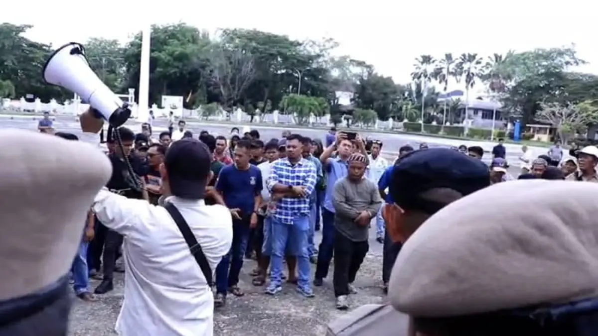 Ratusan massa yang tergabung dalam Gebrak BBM Inhil memyampaikan aspirasi di Halaman Kantor Bupati Inhil, Jalan Akasia Tembilahan, Rabu (15/4/2026). (Istimewa)