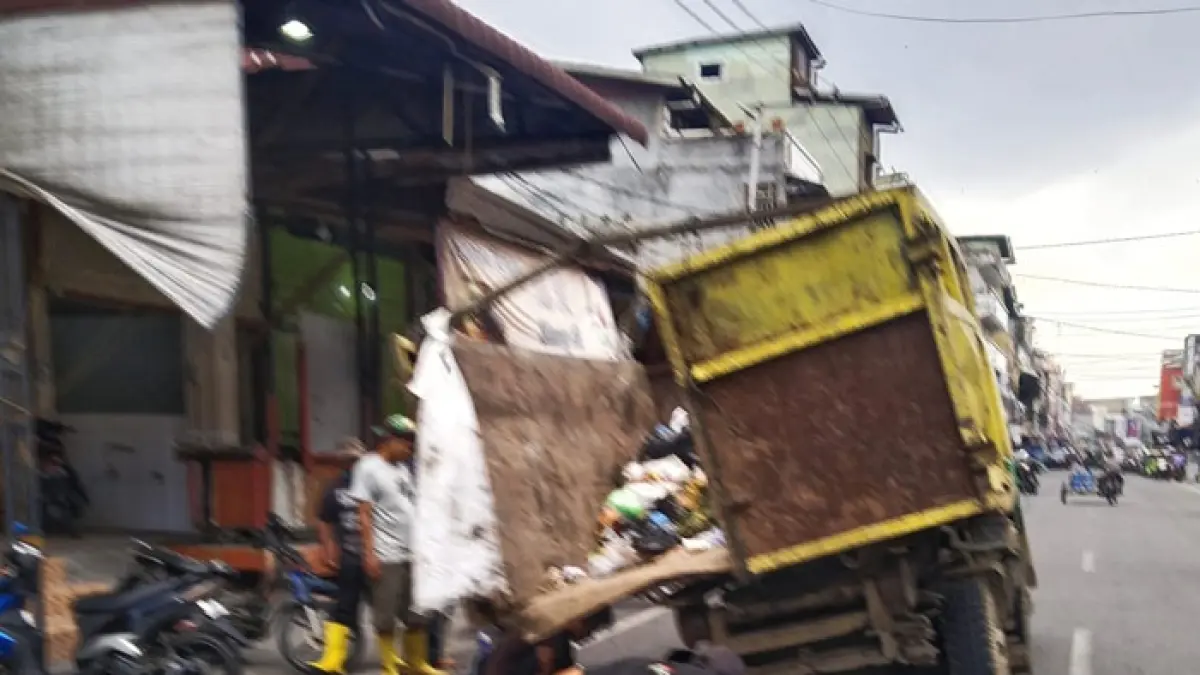 Salah satu armada angkutan sampah DLH Rohil sempat mengalami kerusakan pada saat mengangkut sampah di Bagansiapiapi, baru-baru ini. (Zulfadhli/Riaupos.co)