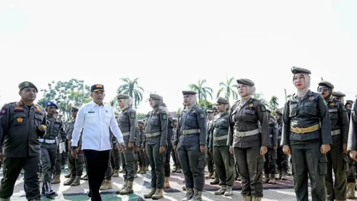 Sekdakab Inhu Zulfahmi Adrian AP MSI didampingi Kasatpol PP Bambang Indramawan SSTP MSP saat memeriksa pasukan pada apel besar, Rabu (15/4/2026). (Prokopim Setdakab Inhu untuk Riaupos.co)