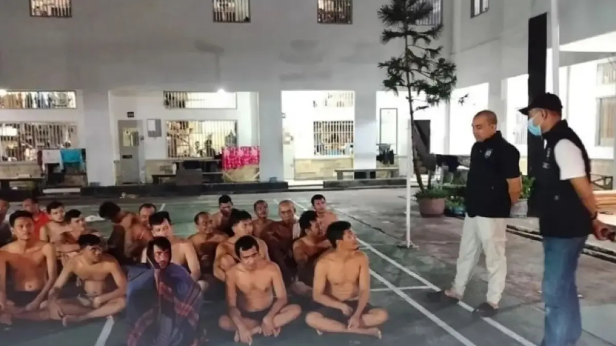 Seluruh WBP Lapas Bengkalis dikumpulkan di lapangan untuk memudahkan petugas melakukan penggeledahan di kamar huniannya pada , Rabu (15/4/2026) dini hari. (Istimewa)