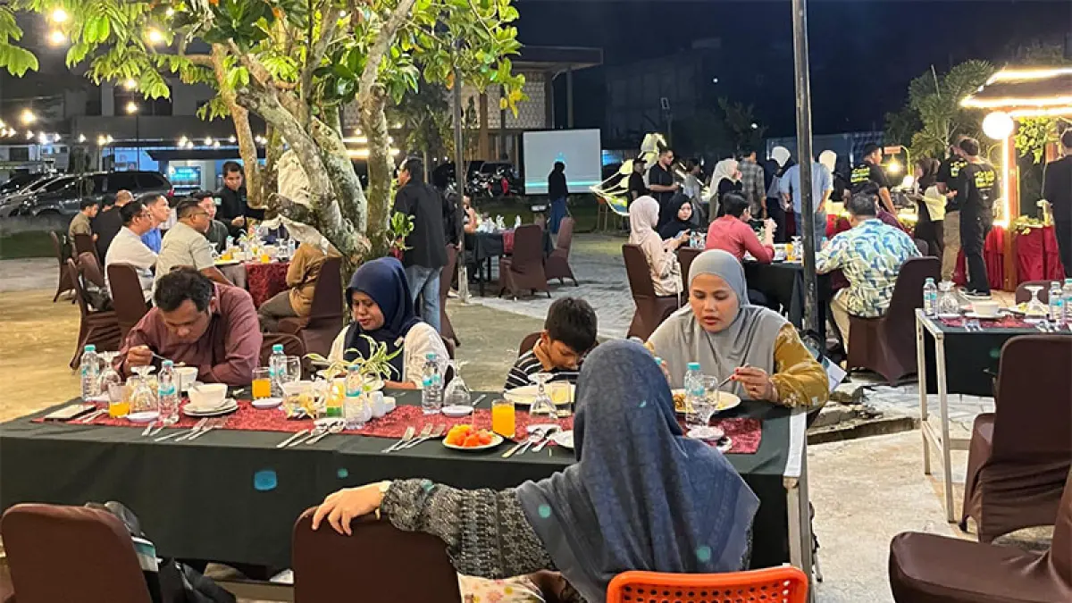 Suasana kebersamaan saat kegiatan corporate gathering di area outdoor Hotel Mona Plaza di Jalan HR Soebrantas, Rabu (15/4/2026) malam. (ISTIMEWA)