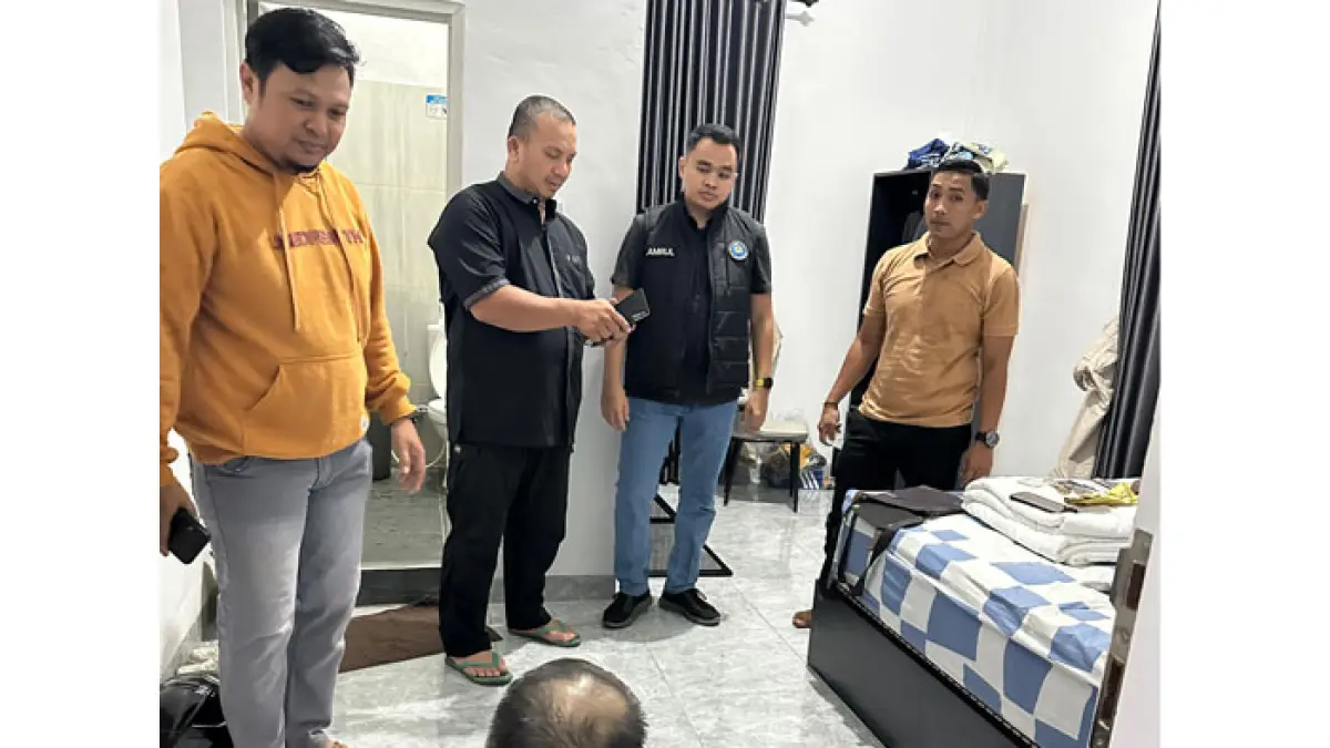 Tim BNNK Kuansing mengamankan seorang laki-laki inisial WS yang mengaku sebagai anggota BNN, Selasa (14/4/2026) malam di Desa Sitorajo Kari Kecamatan Kuantan Tengah. (BNNK Kuansing untuk Riaupos.co)