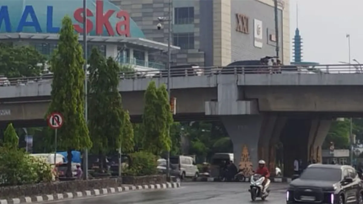 Tim dari Komisi Pemberantasan Korupsi (KPK) tengah melakukan pengecekan fisik terhadap jembatan layang (flyover) Simpang SKA Pekanbaru, Kamis (16/4/2026). (Foto: Dofi Iskandar)
