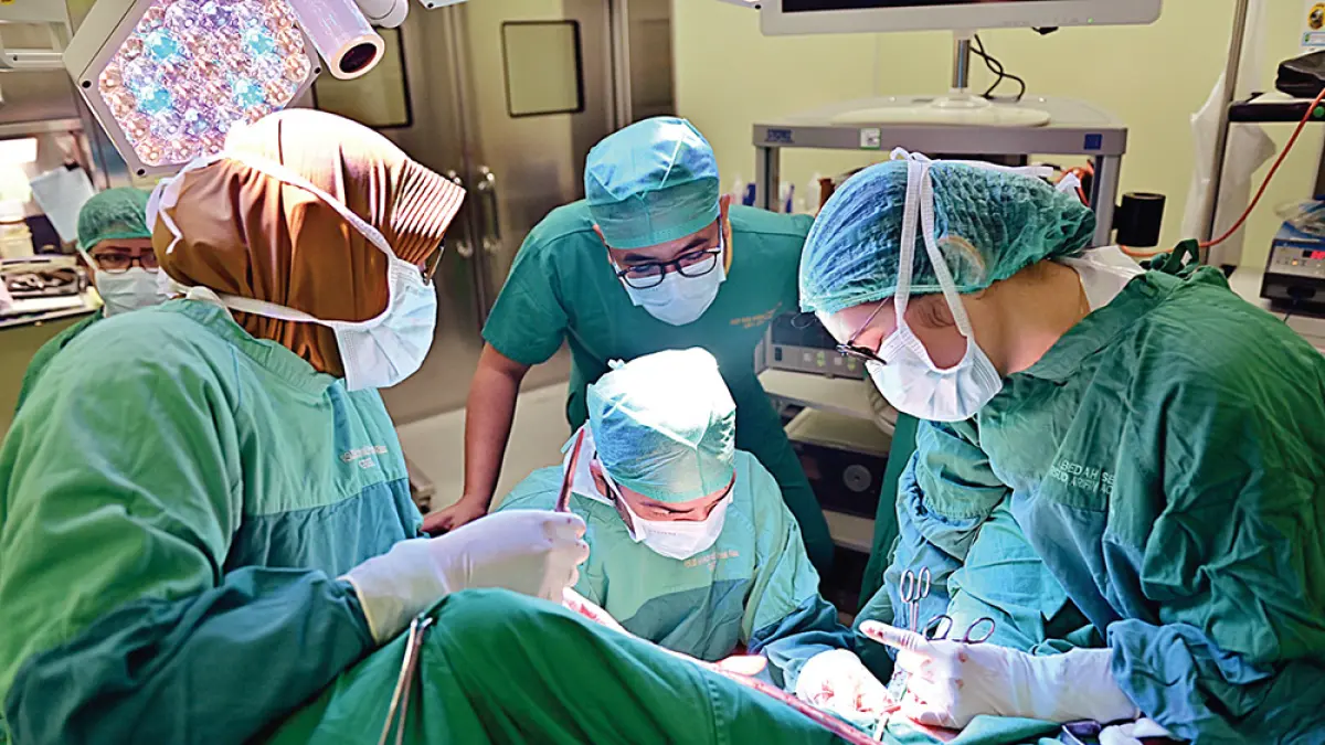Tim dokter RSUD Arifin Achmad Pekanbaru saat melakukan operasi terhadap remaja yang memiliki dua rahim, baru-baru ini. (RSUD Arifin Achmad untuk Riau Pos)