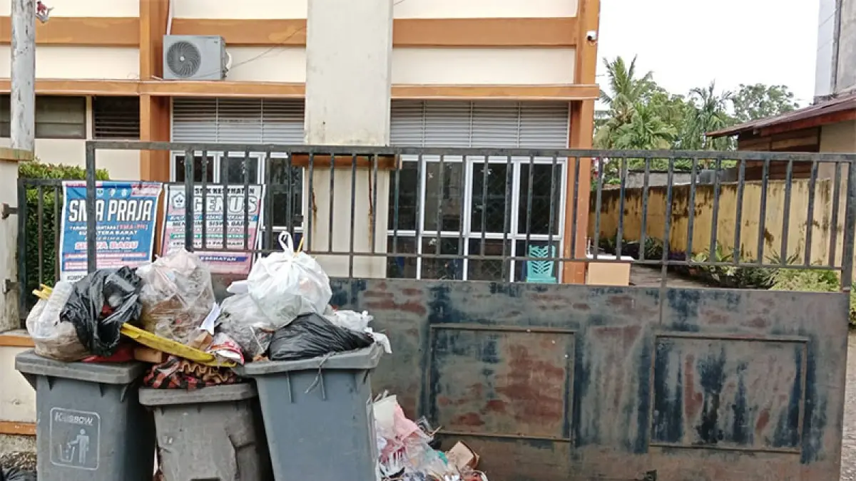 Tumpukan sampah masih terlihat di kawasan Kota Teluk Kuantan, Kamis (16/4/2026) meski DPRD meminta untuk dilakukan pengelolaan dengan baik. Foto Desriandi Candra