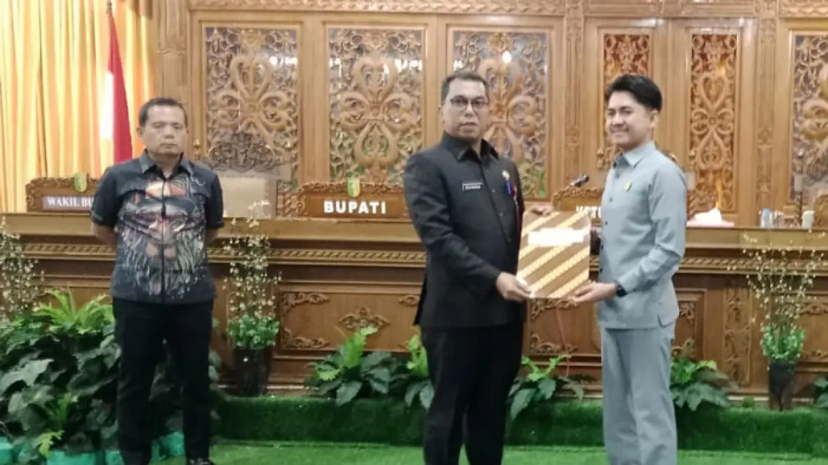 Wakil Ketua I DPRD Kuansing, Satria Mandala Putra SSi menyerahkan rekomendasi DPRD Kuansing terhadap LPKj Bupati Kuansing tahun 2025 pada Sekda Zulkarnain ST MSi, Kamis (16/4/2026) sore. (Desriandi Candra/Riaupos.co)