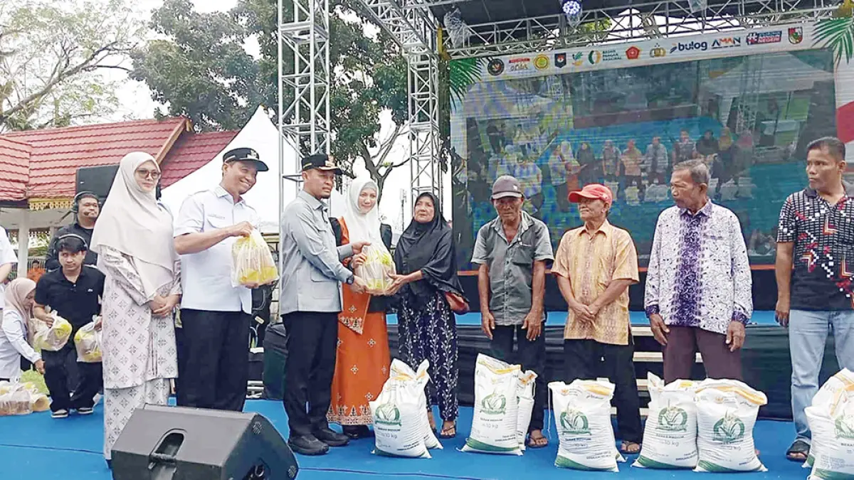  Wali Kota Pekanbaru Agung Nugroho didampingi istri dan Wawako Markarius Anwar didampingi istri menyerahkan bantuan pangan kepada masyarakat Kecamatan Senapelan di lapangan Bukit Senapelan, Rabu (15/4/2026). (EVAN GUNANZAR)