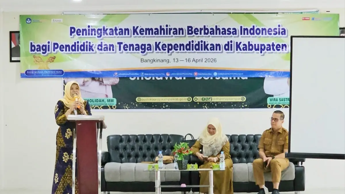 Kepala Balai Bahasa Provinsi Riau, Umi Kulsum (kiri), saat menyampaikan pengantar dalam kegiatan Peningkatan Kemahiran Berbahasa Indonesia (PKBI) bagi Pendidik dan Tenaga Kependidikan di Kabupaten Kampar, di aula Dinas Perpustakaan dan Kearsipan Kampar, Bangkinang, Senin (13/4/2026). (BBPR UNTUK RIAUPOS.CO)