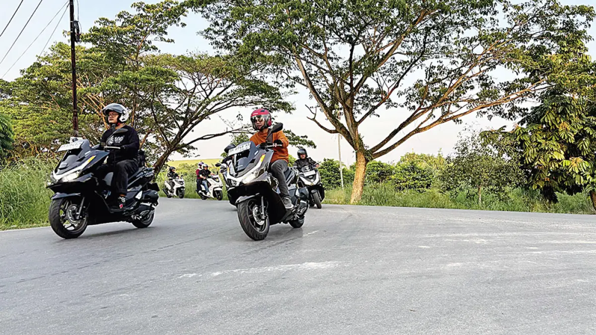 PT Capella Dinamik Nusantara Riau menggelar touring bertajuk Honda PCX  Ngaspal Bareng Bapak. Sebanyak 20 anggota Honda PCX Club Indonesia Chapter Pekanbaru diajak merasakan pengalaman berkendara sekaligus mengeksplor fitur All New Honda PCX 160 Roadsync, beberapa waktu lalu. (pt cdn)
