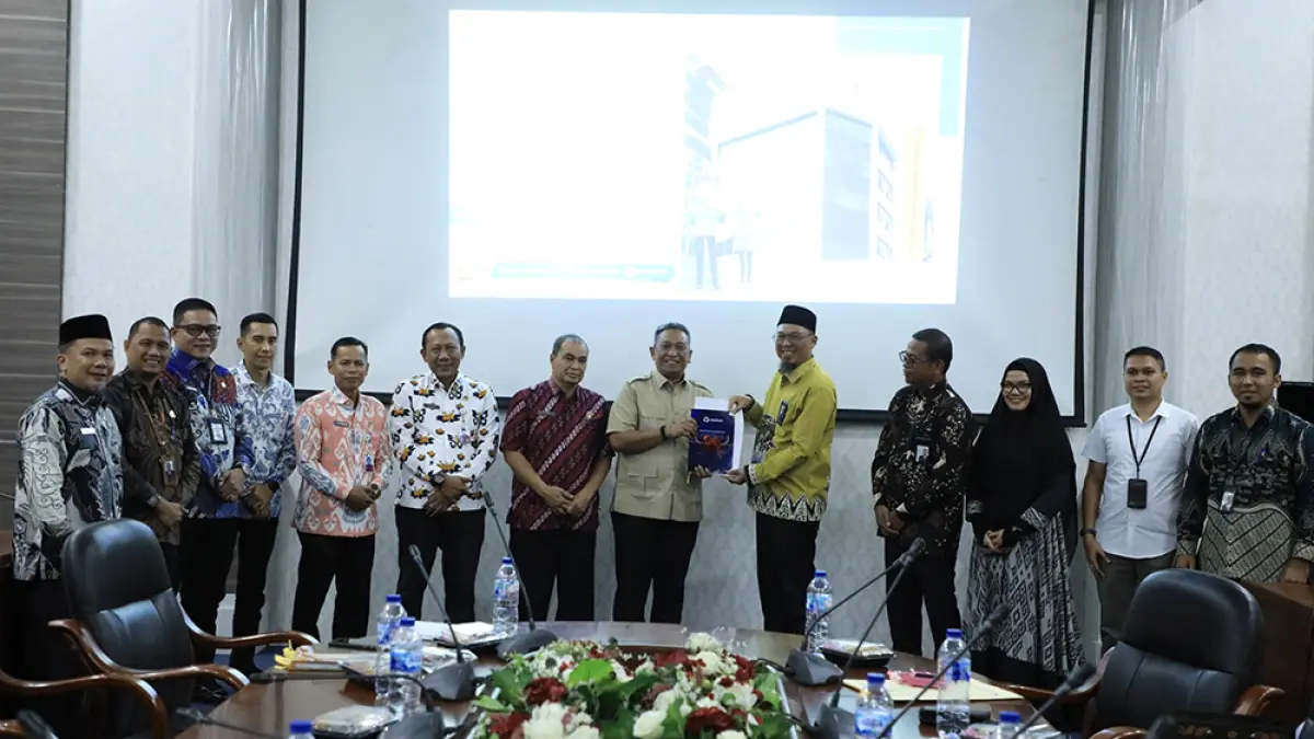 Bupati Rohul Anton menerima hasil penilaian Maladministrasi Pelayanan Publik, Opini Ombudsman RI Tahun 2025 dari Kepala Perwakilan Ombudsman RI Provinsi Riau Bambang Pratama usai rapat di Rumah Dinas Bupati Rohul, Kamis (16/4/2026). (Prokopim Setda Rohul)