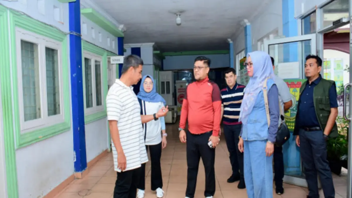 Bupati Kampar Ahmad Yuzar melakukan monitoring langsung ke Dinas Kesehatan,  Jumat (17/4/2026). (Diskominfo Kampar untuk Riaupos.co)