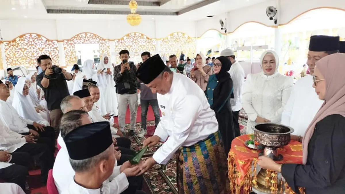 Bupati Rohul Anton melakukan proses tepuk tepung tawar saat melepas keberangkatan 56 JCH Anggota Korpri menunaikan ibadah haji ke tanah suci di Pendopo Rumdis Bupati, Jumat (17/4/2026). (Engki Prima Putra/Riaupos.co)