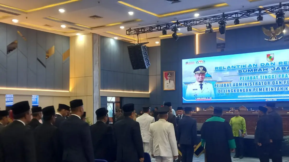 Dua kepala dinas dan puluhan pejabat dilantik Walikota Pekanbaru Agung Nugroho, Jumat (17/4/2026).(M Ali Nurman/Riaupos.co)