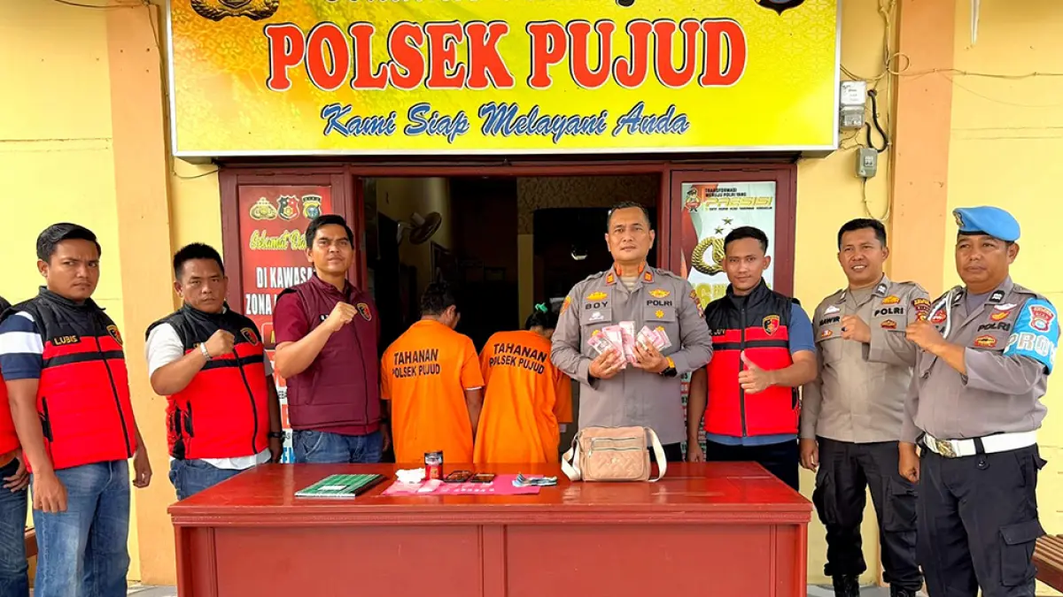  Kapolsek Pujud AKP Boy Setiawan dan tim unit Reskrim memperlihatkan tersangka pengedar narkoba dan sejumlah barang bukti saat ekspose di Mapolsek Pujud, Kamis (16/4/2026). (Polsek Pujud)