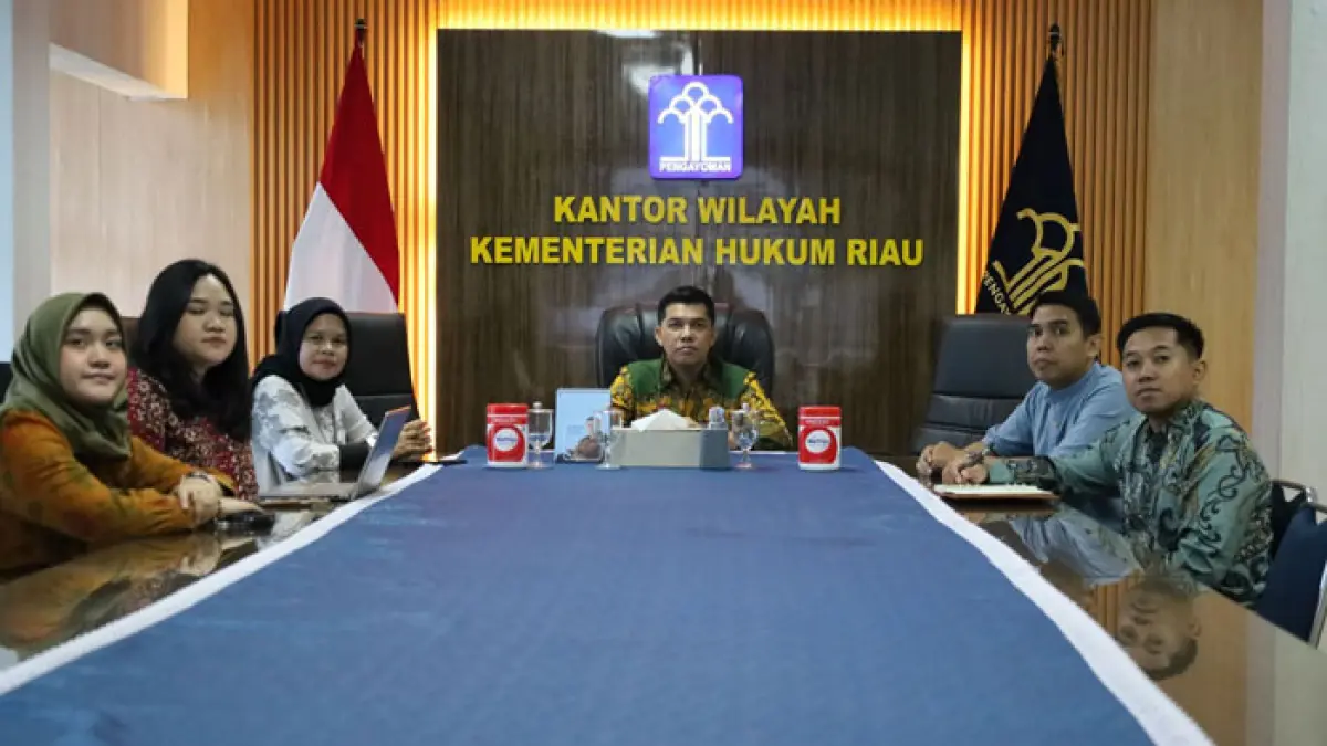 Kepala Kanwil Kemenkum Riau Rudy Hendra Pakpahan (tengah, paling belakang) didampingi jajaran mengikuti sosialisasi KUHP dan KUHAP Baru, Jumat (17/4/2026). (Humas Kanwil Kemenkum Riau untuk Riaupos.co)