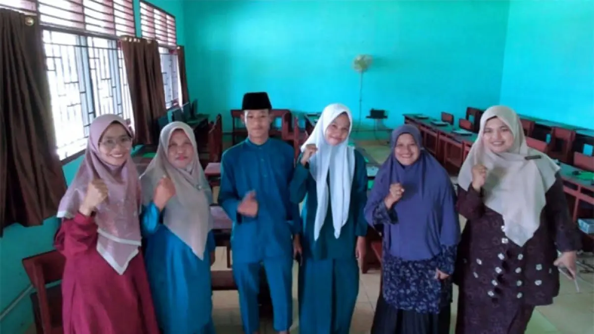 Kholid Khoirul Azam dan Fatma Yeni, dua pelajar SMPN 1 Kampar Kiri Hilir berhasil menembus 10 besar nasional Olimpiade Literasi Kebangsaan tingkat SMP/MTs tahun 2026. (Diskominfo Kampar untuk riaupos.co)

