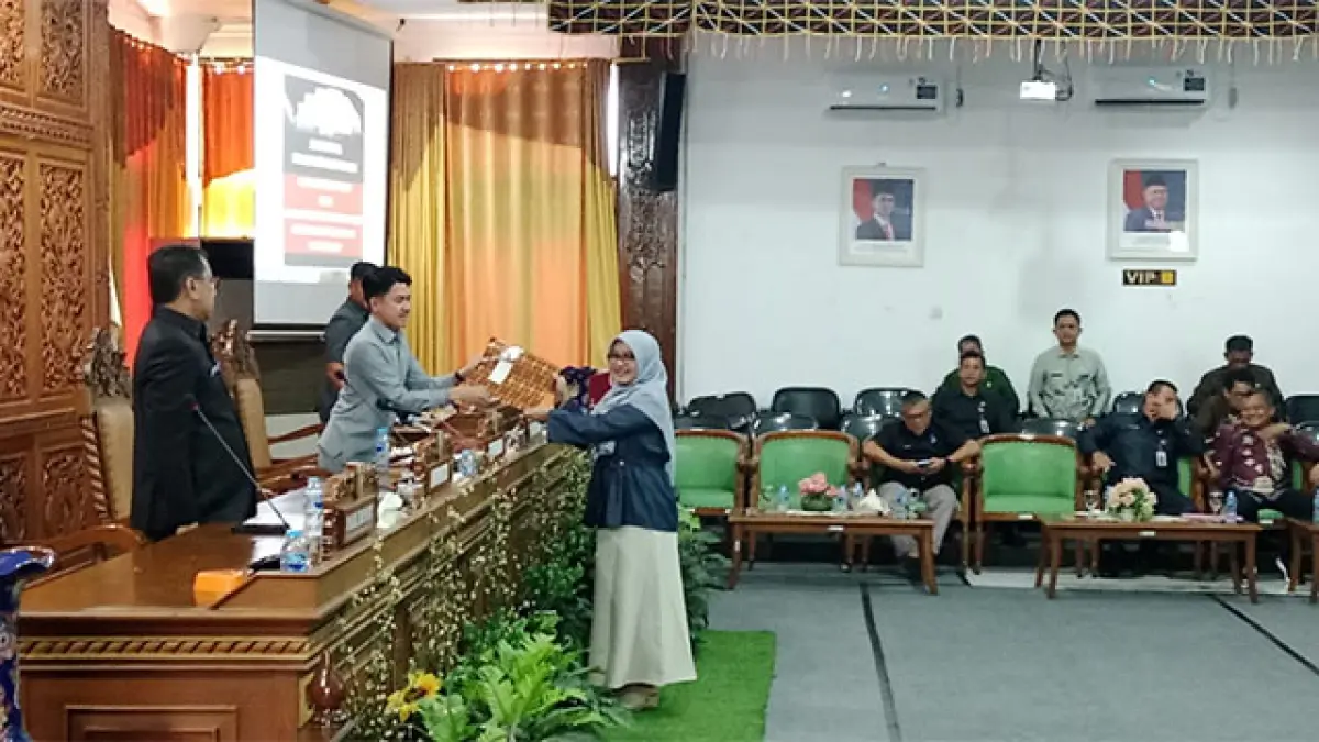 Nurkhasanah saat menyerahkan rekomendasi DPRD Kuansing terhadap LKPj Bupati 2025, Kamis (16/4/2026) sore dalam sidang paripurna. (DESRIANDI CANDRA)
