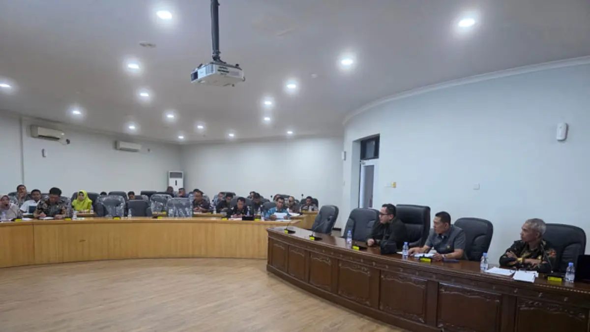 Pansus II DPRD Kampar rapat pembahasan Laporan Keterangan Pertanggungjawaban (LKPJ) Pemerintah Kabupaten Kampar Tahun Anggaran 2025 di Ruang Banggar, Kamis (16/4/2026). (DPRD Kampar untuk Riaupos.co)