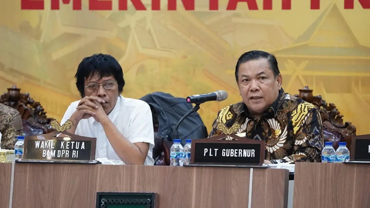 Pelaksana Tugas Gubernur Riau SF Hariyanto didampingi Wakil Ketua Badan Aspirasi Masyarakat DPR RI Adian Napitupulu saat rapat di Gedung Daerah Riau, Kamis (16/4/2026). (DISKOMINFO RIAU)