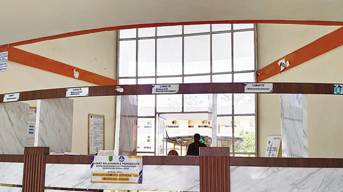 Pelayanan di Kantor Disdikbud Rohil di Batu Enam, Bagansiapiapi, berlangsung normal, kendati ada kegiatan pengeledahan yang dilakukan tim Kejati Riau, Kamis (16/4/2026). (Zulfadhli)
