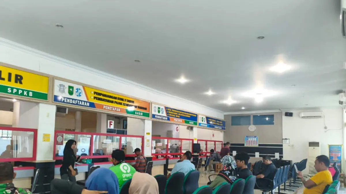 Pelayanan di Samsat Simpang 3 Pekanbaru masih berjalan normal pada saat penerapan kebijakan WFH, Jumat (17/4/2026). (Soleh Saputra/Riaupos.co)