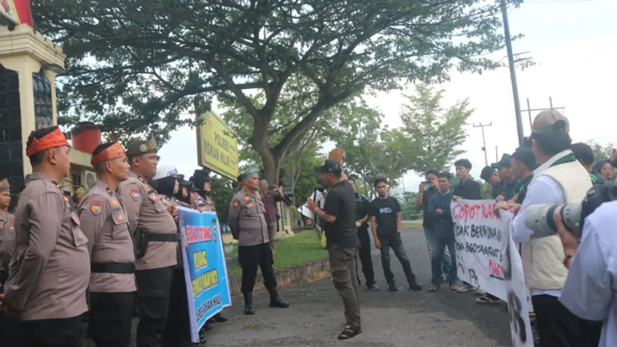Pengunjuk rasa dari "Kampak Rohil" menyampaikan orasi di depan Mapolres Rohil di Ujung Tanjung, Jumat (17/4/2026). ( Zulfadhli/Riaupos.co)