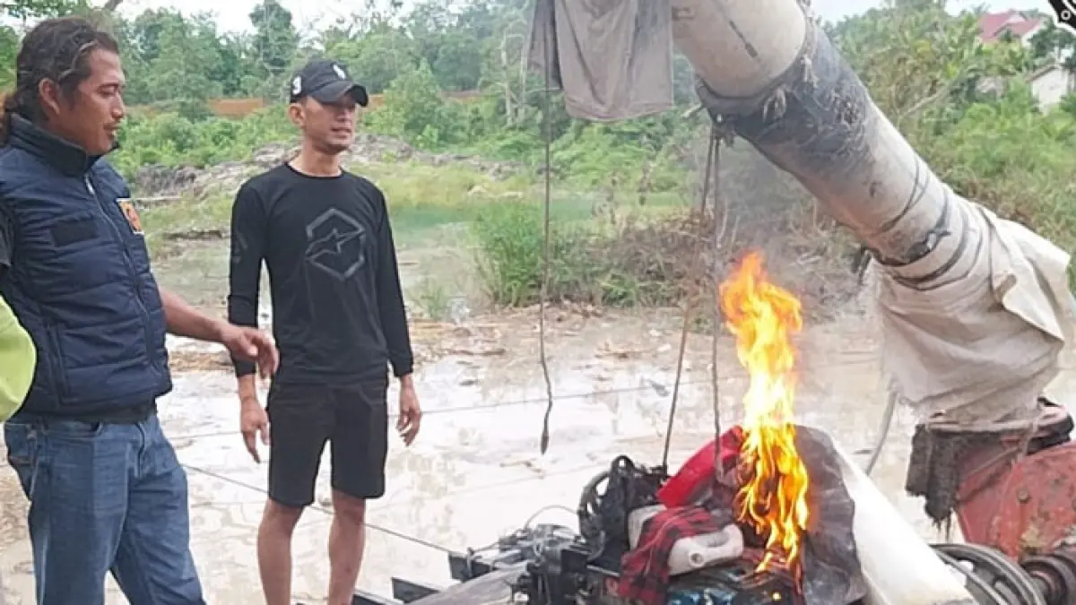 Personel Sat Reskrim Polres Kuansing dan Polsek Kuantan Tengah memusnahkan rakit PETI yang ditemukan di Kelurahan Simpang Tiga Teluk Kuantan Kecamatan Kuantan Tengah, Kamis (16/4/2026) sore. (Humas Polres Kuansing untuk Riaupos.co)