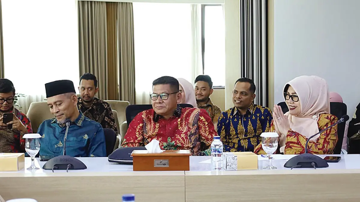 Sejumlah Anggota Pansus Ranperda Penyertaan Modal DPRD Riau saat mengikuti rapat dalam kunjungan kerja ke Bank Jawa Barat (BJB). (JPG)
