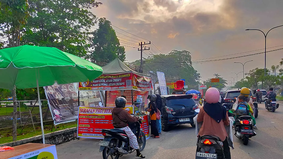 Sejumlah pedagang kaki lima (PKL) kembali berjualan di bahu Jalan HR Soebrantas, Panam Pekanbaru, Kamis (16/4/2026). (EVAN GUNANZAR)