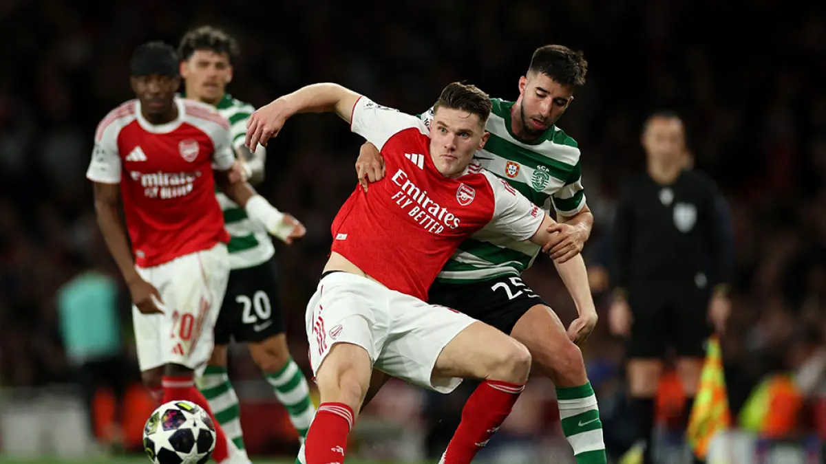 Striker Arsenal Viktor Gyokeres mendapat tekanan dari bek Sporting Lisbon Goncalo Inacio pada pertandingan leg kedua perempat final Liga Champions di Stadion Emirates, Kamis (16/4/2026). (Adrian Dennis/AFP)
