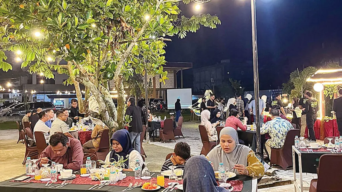 Suasana kebersamaan saat kegiatan corporate gathering di area outdoor Hotel Mona Plaza di Jalan HR Soebrantas, Pekanbaru, Rabu (15/4/2026) malam. (PRAPTI DWI LESTARI/RIAU POS)