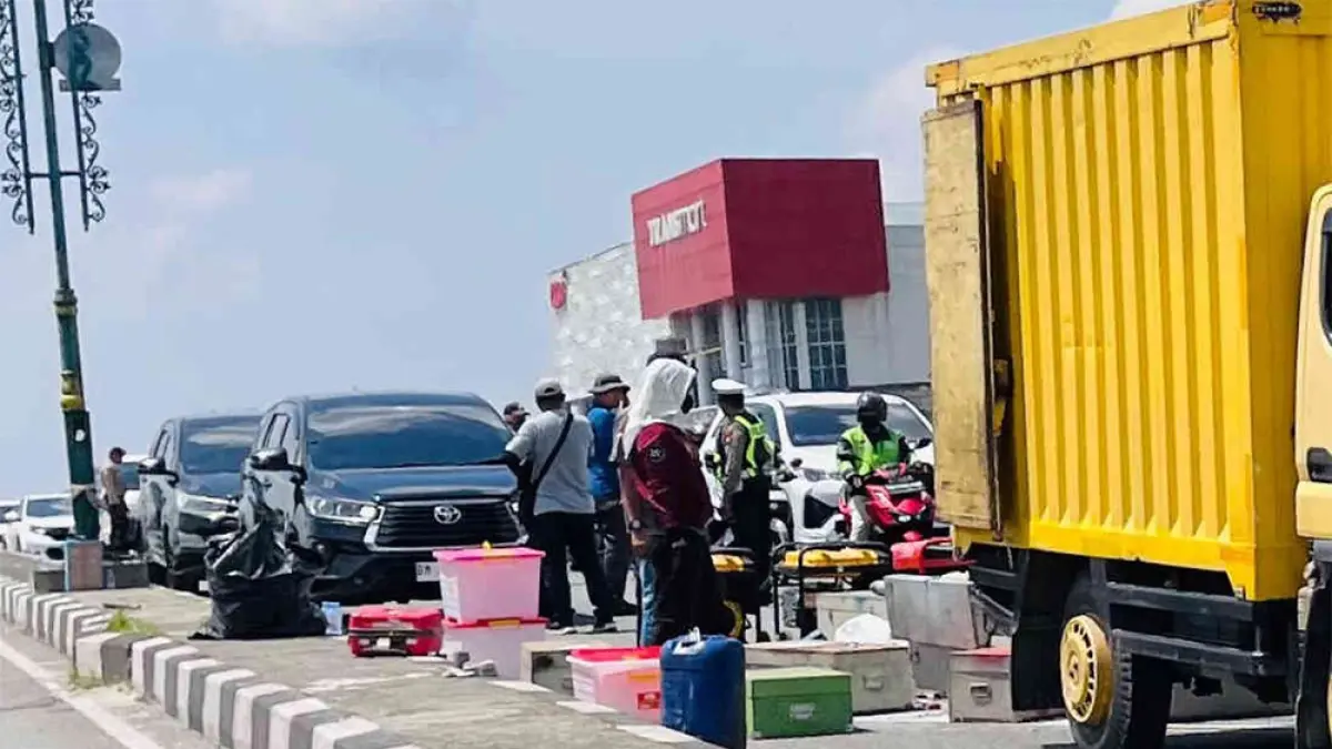 Tim Penyidik KPK mengecek Flyover SKA Pekanbaru terkait dugaan tipikor, Kamis (16/4/2026). (EVAN GUNANZAR/RIAU POS)