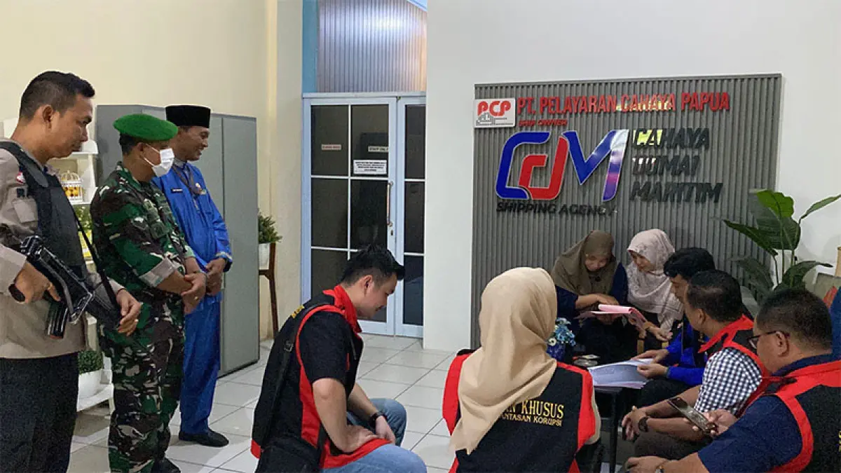 Tim Penyidik Pidsus Kejati Riau melakukan penggeledahan di Kantor PT Cahaya Pelayaran Papua di Kota Dumai, Kamis (16/4/2026). Humas Kejati Riau for RiauPos.co