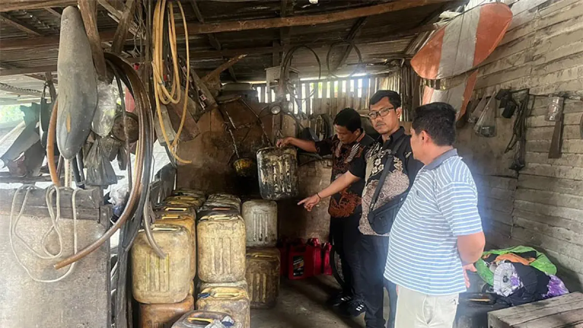 Tunjuk jeriken BBM milik tersangka di Jalan Badak Km 11, Perawang Barat, Kecamatan Tualang, Kabupaten Siak, Jumat (17/4/2026). (ISTIMEWA)