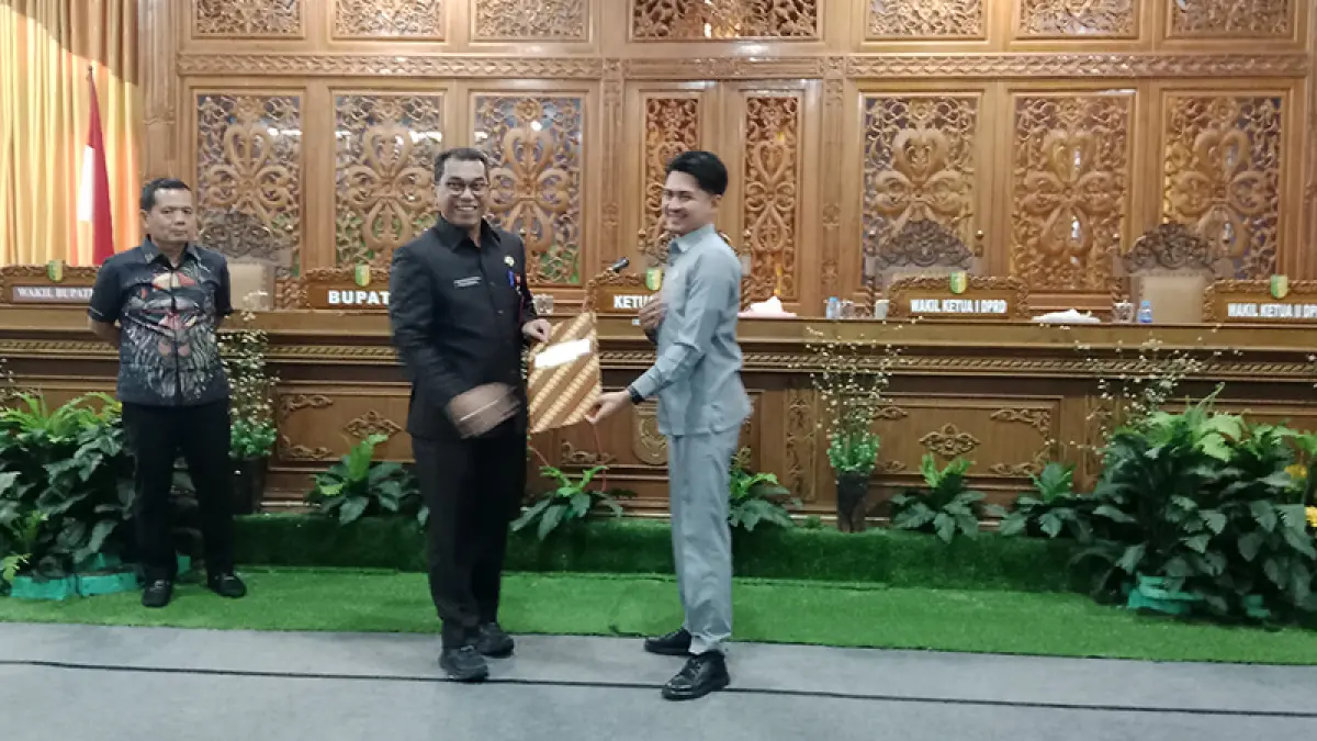 Wakil Ketua I DPRD Kuansing Satria Mandala Putra SSi menyerahkan rekomendasi DPRD  terhadap LKPj Bupati Kuansing  2025 kepada Sekda Zulkarnain ST MSi, Kamis (16/4/2026). (Desriandi Candra/RIAU POS)