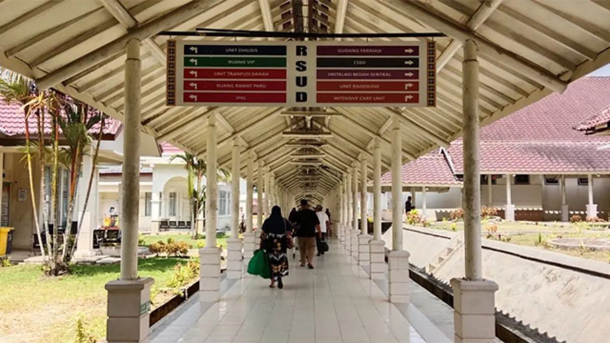 Beberapa pengunjung melewati selasar gedung rawat inap RSUD Teluk Kuantan, Kamis (16/4/2026) yang terlihat bersih. Foto Desriandi Candra
