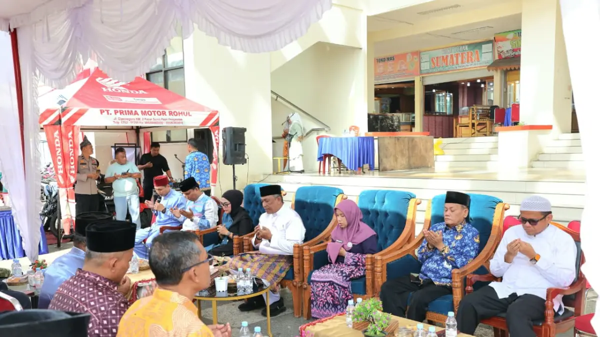 Bupati Rohul Anton selaku KPM Perumda RHJ didampingi Ketua DPRD Rohul Hj Sumiartini, Pj Sekda Rohul H Yusmar MSi dan masyarakat berdoa bersama di halaman Pasar Modern Pasirpengaraian, Jumat (17/4/2026). Prokopim Setda Rohul untuk Riau pos

