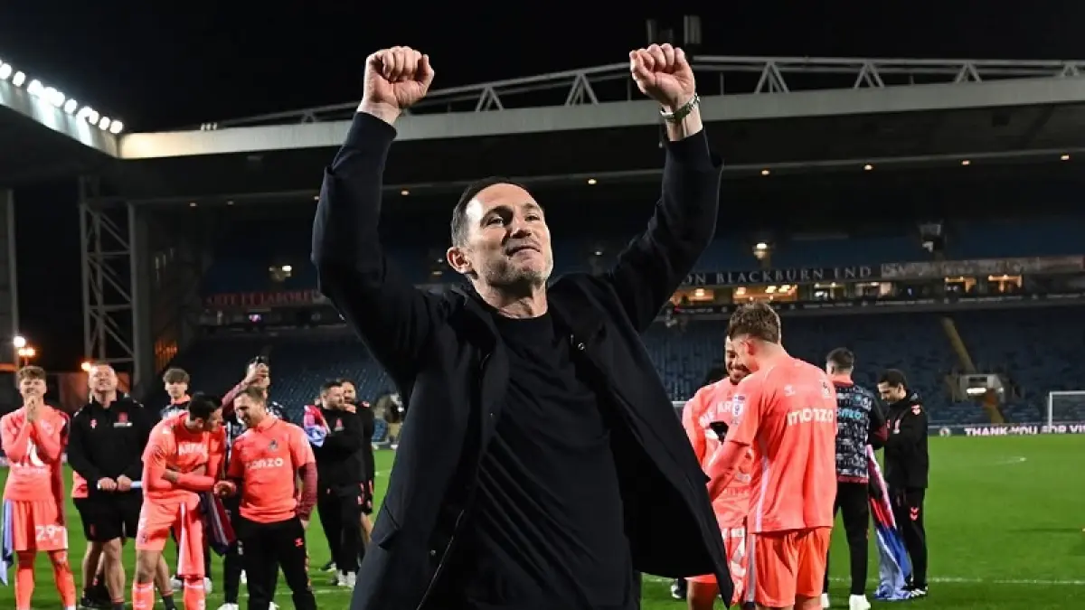 Frank Lampard merayakan promosi Coventry City ke Liga Premier Inggris setelah hasil imbang 1-1 di kandang Blackburn Rovers.. (Instagram @coventrycityfcofficial)