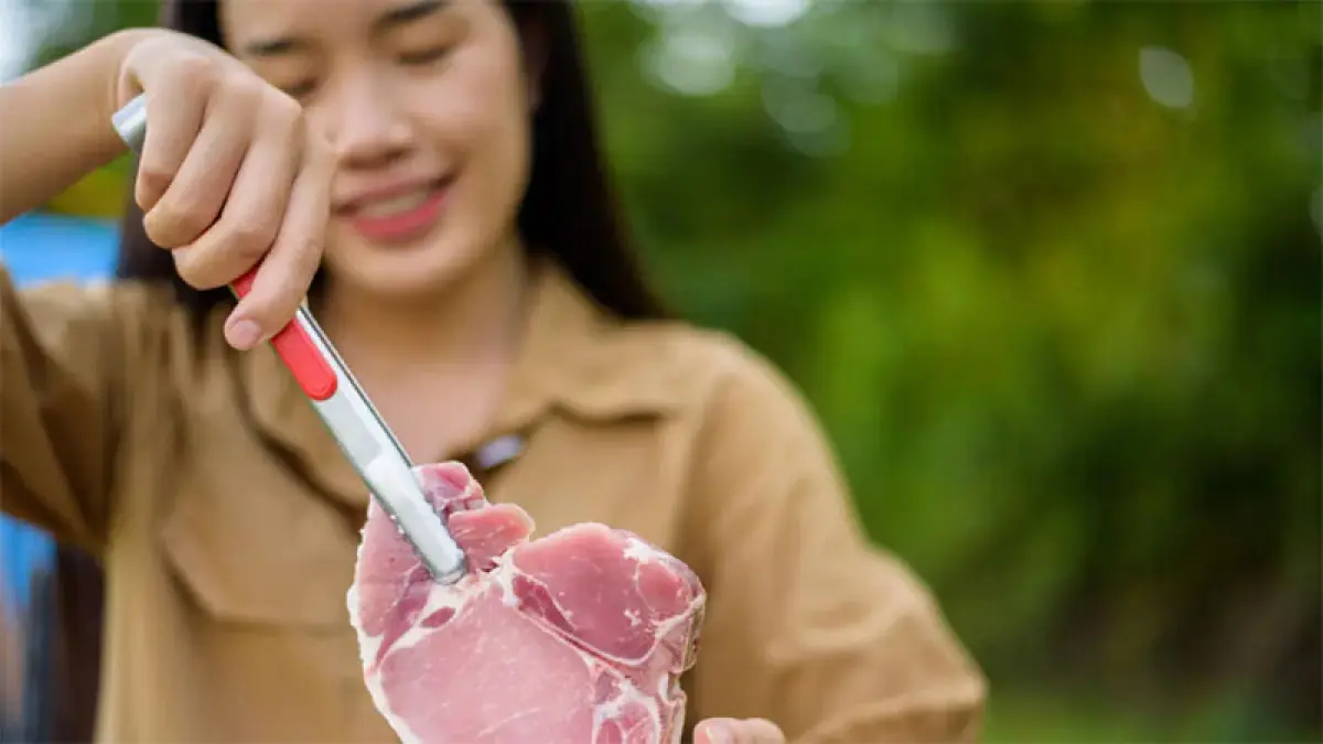 Ilustrasi makan daging. (Freepik)

