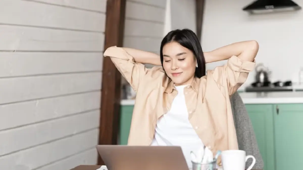 Ilustrasi orang yang bekerja sambil duduk (Freepik) 