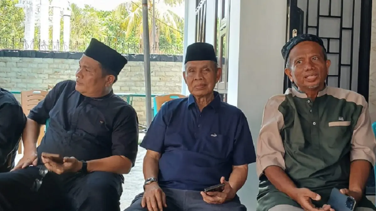 Ketua Umum KONI Riau Iskandar Hosein (tengah) saat melayat ke rumah duka, Sabtu (18/4/2026). (KONI Riau)