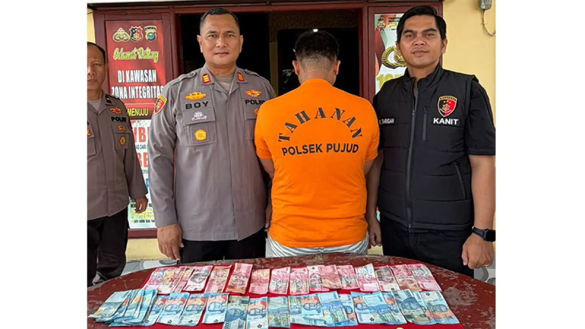 Kapolsek Pujud AKP Boy Setiawan dan Kanit Reskrim Ipda Rendi Lopiga Tarigan perlihatkan sejumlah barang bukti dan tersangka JWS yang diamankan terkait pengungkapan kasus peredaran narkoba di Simpang Buntal, Tanjung Medan. (Polsek Pujud untuk riaupos.co).
