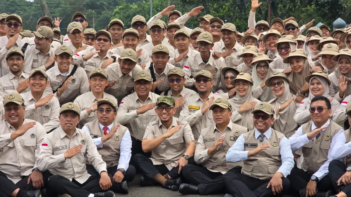 Panitia Penyelenggara Ibadah Haji  Indonesia foto bersama usai pelepasan di Asrama Haji Pondok Gede, Jakarta Timur, Jumat (17/4/2026).HAJI.GO.ID