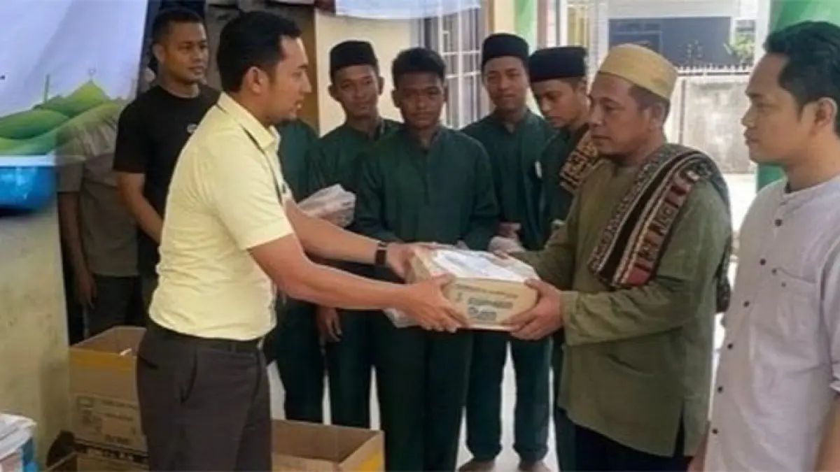 Pegadaian berbagi makanan kepada masyarakat dalam rangkaian kegiatan Mengetuk Pintu Langit yang digelar belum lama ini. (ISTIMEWA)