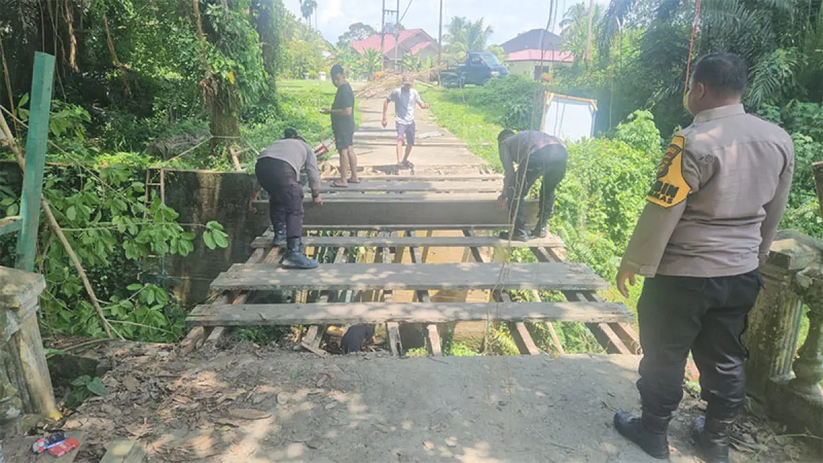 Pembangunan Jembatan Sungai Silam di Dusun Pulau Jambu, Desa Pulau Jambu, Kecamatan Kuok, Kabupaten Kampar menunjukkan progres signifikan. Humas Polres Kampar untuk Riaupos.co

