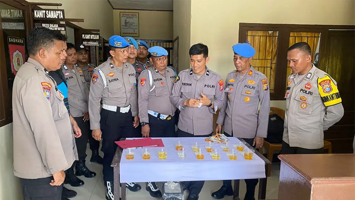 Personel Polsek Reteh diperiksa urine dengan pengawasan langsung Propam Polres Inhil di Mapolsek Reteh, Sabtu (18/4/2026).(Istimewa)